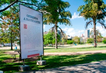 Rossi com livros gigantes em Porto Alegre