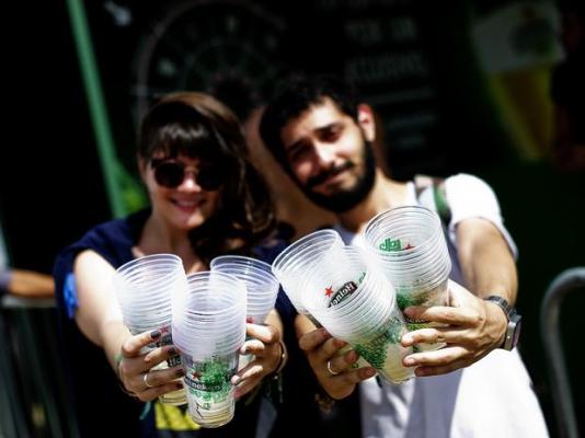 Brindes transformam fãs em catadores no Lollapalooza