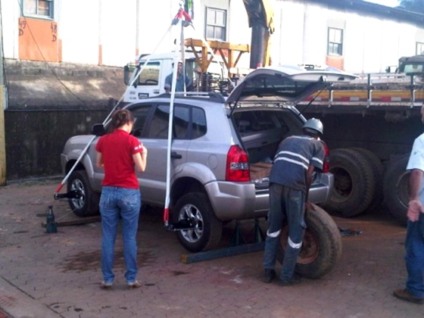 Loctite Super Bonder suspende carro no Expominas