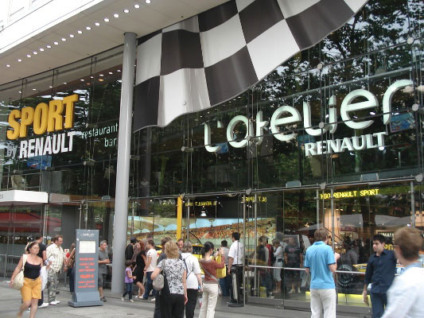 Loja da Renault na Champs Elysées completa 100 anos