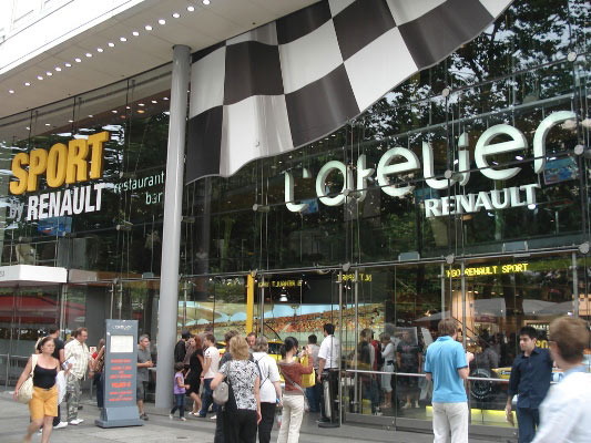 Loja da Renault na Champs Elysées completa 100 anos