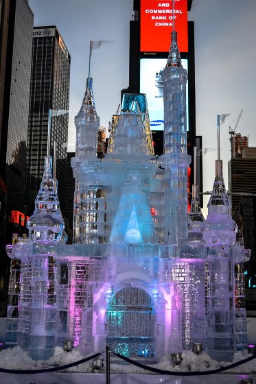 Castelo de Gelo da Disney é atração na Times Square
