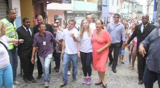 Luciano Huck e Chelsea Clinton inauguram creche