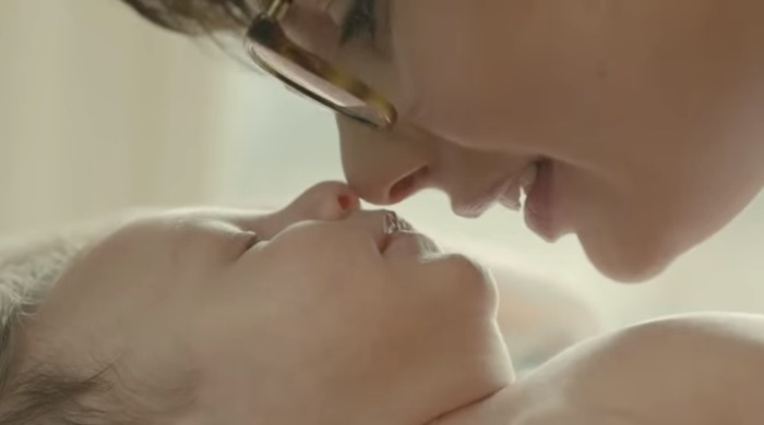 Pureza dos bebês inspira nova campanha de Johnson's