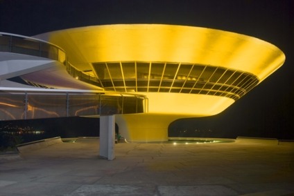 Plaza Niterói ilumina o MAC em ação promocional