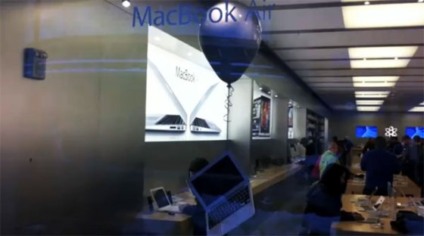 MacBook Air em ação de guerrilha dentro de loja