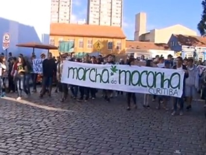 Marcha da Maconha reúne 400 pessoas em Curitiba