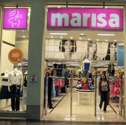 Fotos de mães estampam vitrina da Lojas Marisa