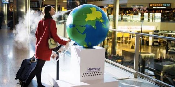 Globo terrestre em aeroporto exala aroma de países