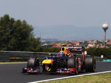 Mark Webber faz promo para escolher design de capacete