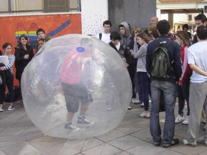 Homem bolha invade Porto Alegre