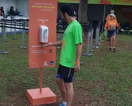 Itaú distribui protetor solar com totem interativo