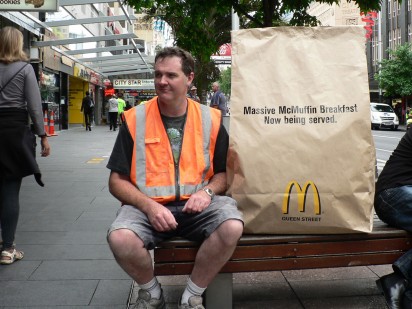McDonald’s com saco de lanche gigante em Auckland