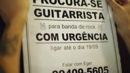 Mentos esconde surpresas em cartaz de faculdade