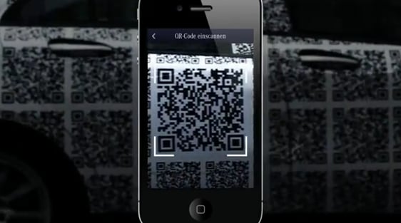 Mercedes-Benz cobre carro com QR codes para lançamento