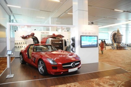Cafeterias e lounges promovem carros na Índia