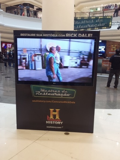 As pessoas presentes no shopping podiam registrar suas fotos no painel instalado pela Blumer art Interativa.