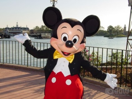 Promoção do Jornal A Tarde com kits do Mickey