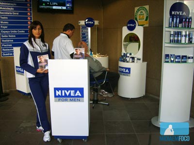 Mídia em Foco com barbearia móvel para Nivea