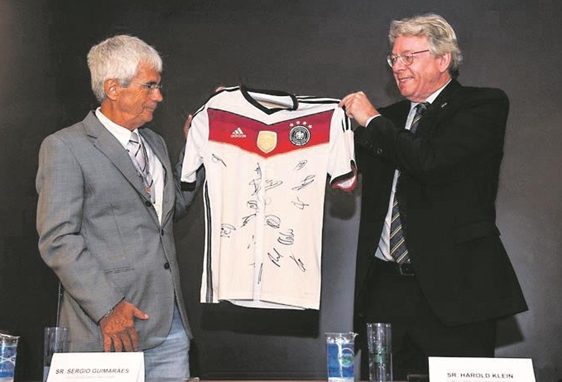Seleção Alemã autografa camiseta para o Mineirão Seleção Alemã autografa camiseta para o Mineirão