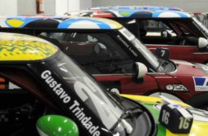 Havaianas customiza Mini em prova de automobilismo