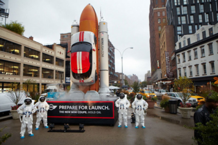 Mini faz lançamento com foguete em Nova York
