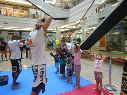 Via Brasil ministra aulas de MMA para crianças