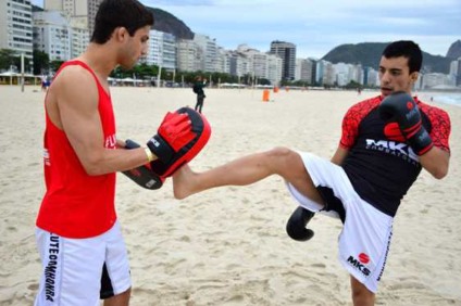 Atletas de MMA 'trocam socos' em Copacabana