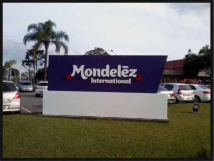 Mockups gigantes na ação de endomarketing da Mondelez