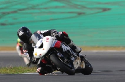 Moto 1000 GP com pneus slick da Michelin