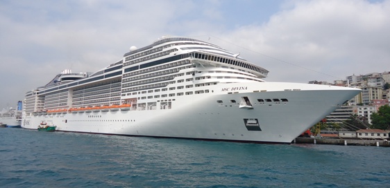 Navio será hotel itinerante para turistas na Copa de 14