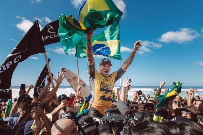 Gabriel Medina participa de sessão de autógrafos na Rip Curl Rio