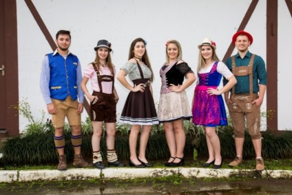 Traje típico na Oktoberfest de Igrejinha vale bebidas