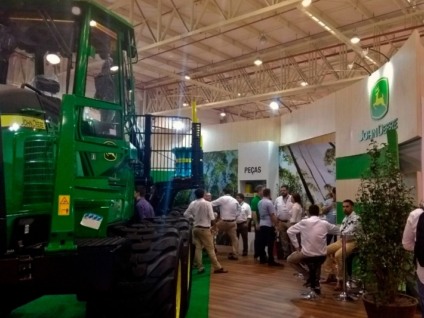 Esfera leva estande da John Deere à Lignum Latin America