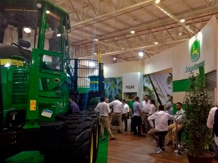 Esfera leva estande da John Deere à Lignum Latin America
