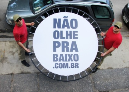 MOBster ativa peça de teatro com guerrilha