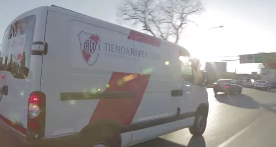 Jogadores do River Plate entregam produtos para Netshoes