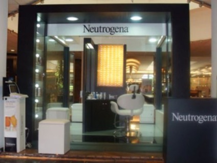 Neutrogena com estande promocional no Fashion Mall
