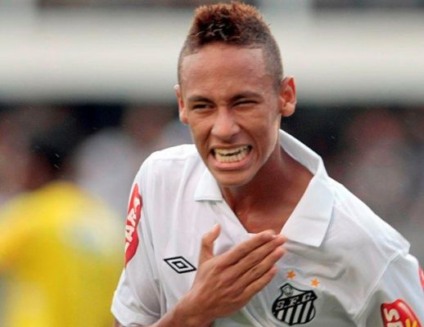 SP – PAULISTÃO/SANTOS X CORINTHIANS – ESPORTES – Neymar, do Santos, comemora o seu gol, durante a partida contra a equipe do Corinthians, válida pela 11ª rodada do Campeonato Paulista 2010, realizada no estádio Urbano Caldeira (Vila Belmiro), na cidade de Santos, neste domingo (28). 28/02/10. Foto: MIGUEL SCHINCARIOL/PERSPECTIVA