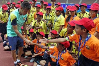 Neymar participa de evento beneficente na Malásia