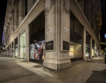 Nike surpreende pessoas com vitrinas interativas