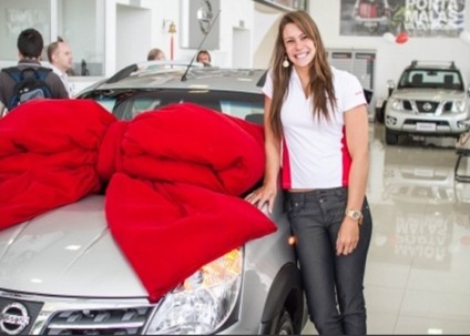 Time Nissan entrega carro à atleta olímpica