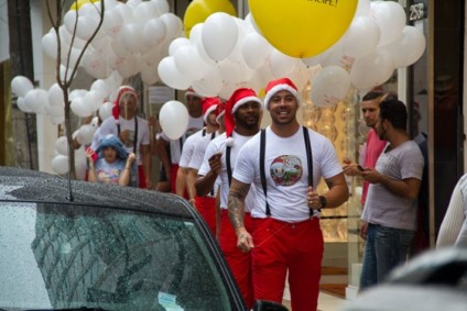 "Noelitos" desfilam pelas ruas do Brás e Bom Retiro