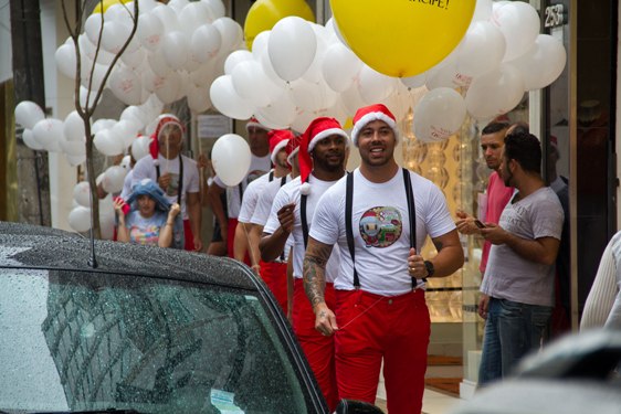 "Noelitos" desfilam pelas ruas do Brás e Bom Retiro