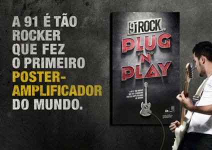 Tocando guitarra com pôster amplificado da 91 Rock