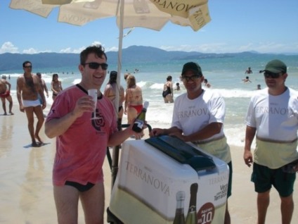 Santa Promo serve espumante à beira mar Santa Promo serve espumante à beira mar