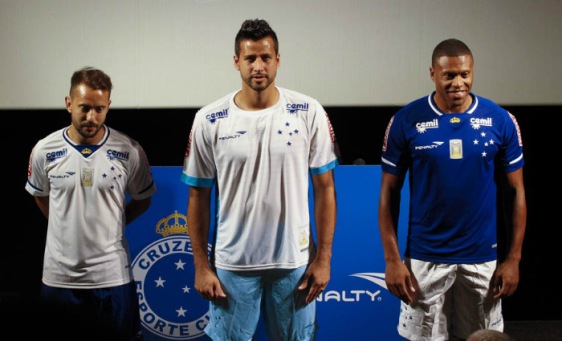 Jogadores do Cruzeiro apresentaram o novo uniforme durante o evento.