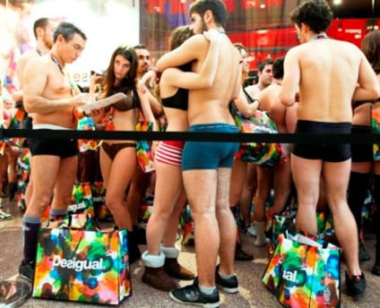 Consumidores seminus em busca de roupas de griffe