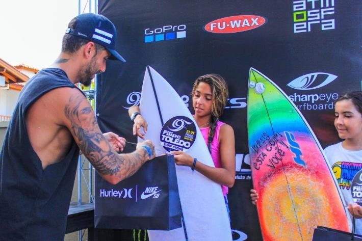 Dia de festa com a inauguração da Filipe Toledo Surf Store