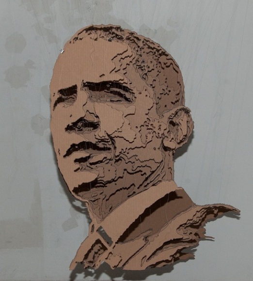 Barack Obama é esculpido em papelão